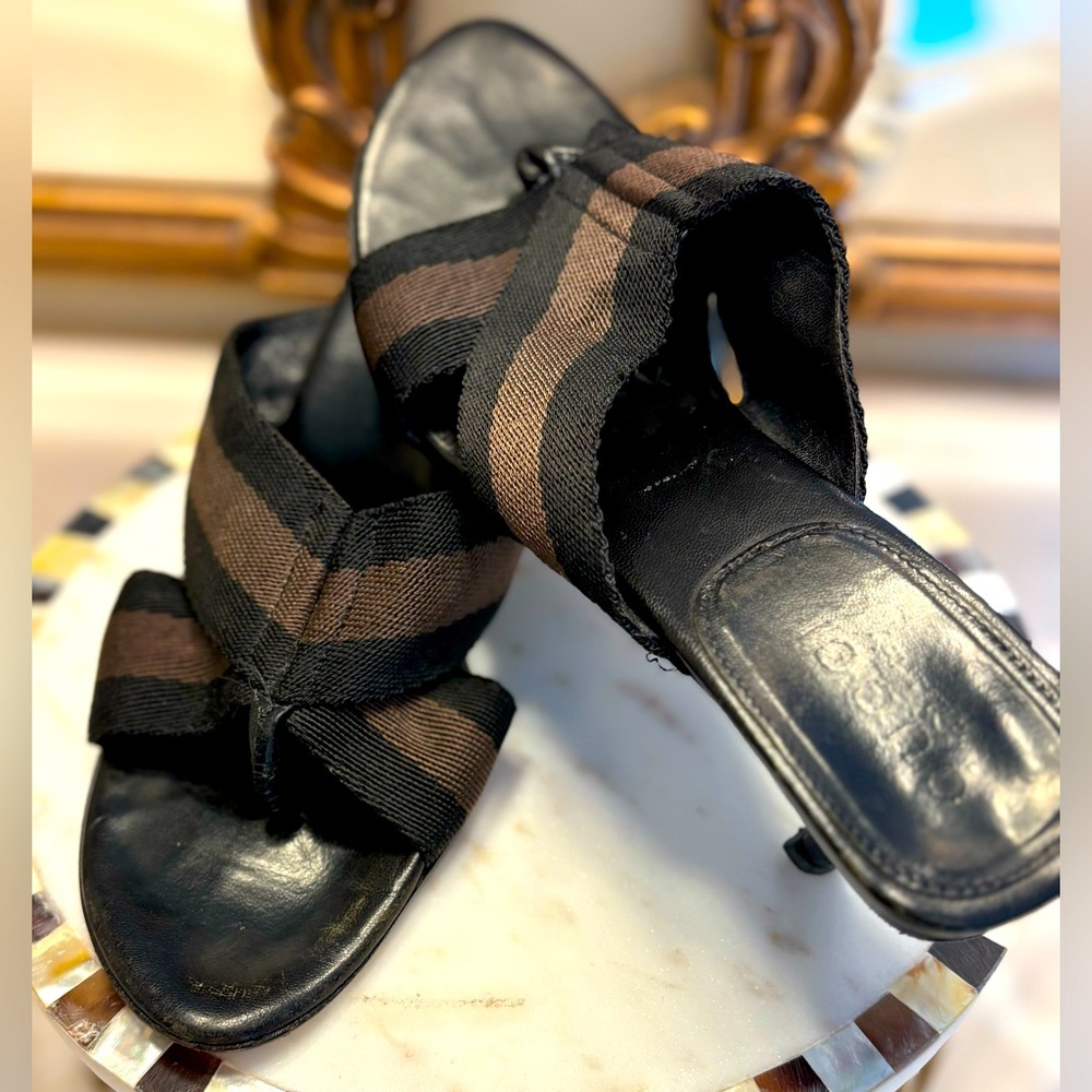 Vintage Gucci Vintage Black and Brown Women's thong Sandals
